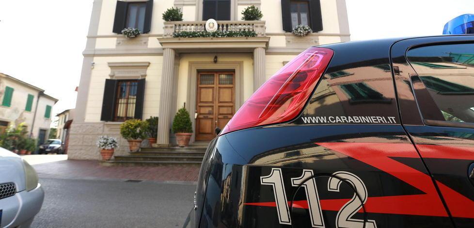 Dosi di cocaina in tasca, nel portafogli e a casa spacciatore in manette