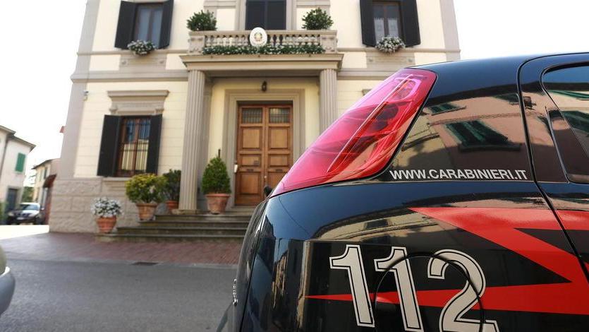 Dosi di cocaina in tasca, nel portafogli e a casa spacciatore in manette