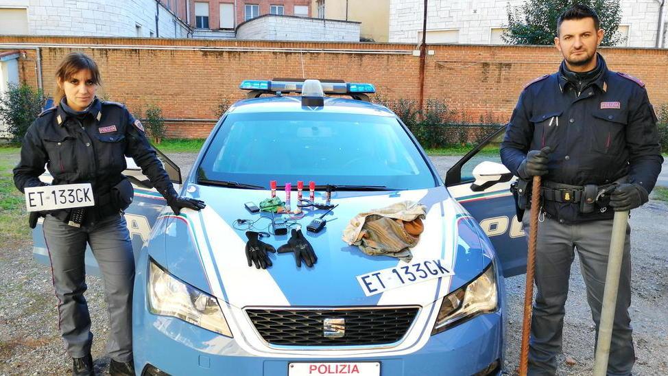 Sventato furto in villa: arrestato il “palo”, in fuga i due complici