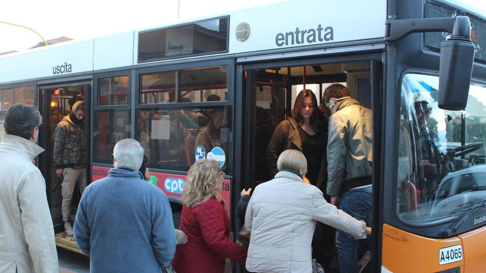 Vendita dei biglietti a bordo a rischio: va contro il Codice