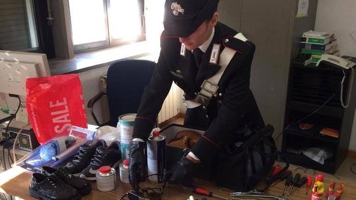 Strattona una donna e poi morde i carabinieri per tentare la fuga