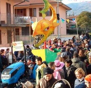 Lo storico Carnevale di Veneri scalda già i motori... dei carri 