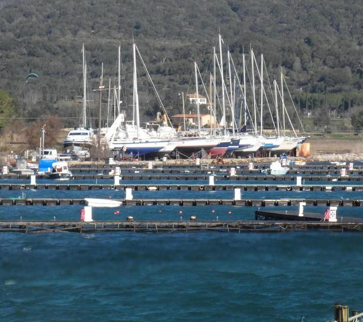 Via le barche dal porto Lo scalo è svuotato e il dragaggio può partire 