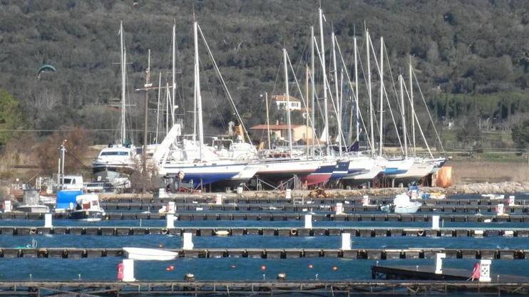 Via le barche dal porto Lo scalo è svuotato e il dragaggio può partire