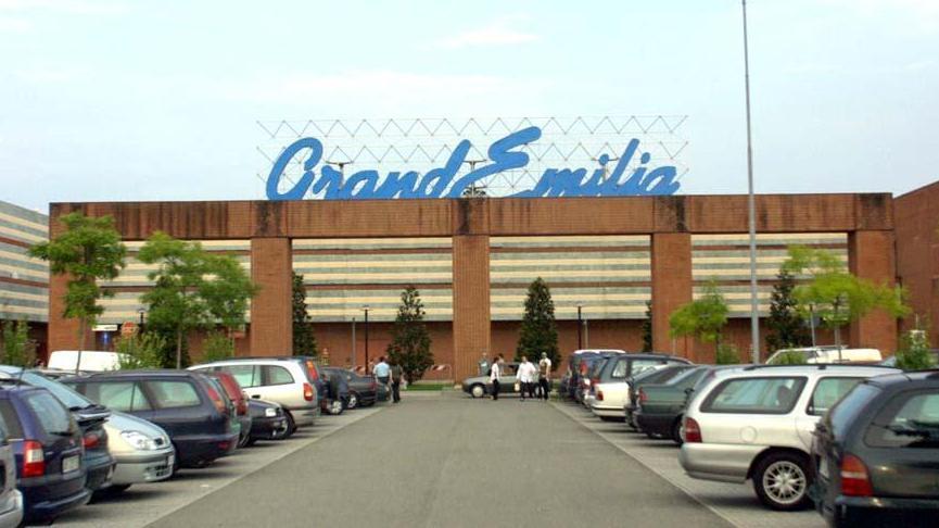 Mamma con bimba in braccio viene rapinata nel parcheggio 