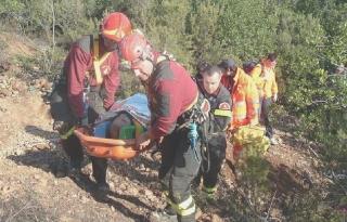 <strong>IL TRASPORTO </strong>del ferito col toboga sul percorso disboscato dai vigili del fuoco