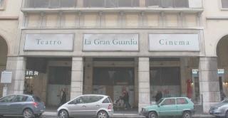Il cinema è chiuso dal 2005 ma sui portici di via Grande è sempre visibile la scritta La Gran Guardia
