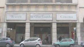 Il cinema è chiuso dal 2005 ma sui portici di via Grande è sempre visibile la scritta La Gran Guardia
