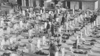 Una panoramica del cimitero comunale di Mirteto e sotto l’assessore ai Servizi sociali Gabriella Gabrielli