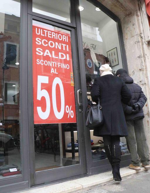 Saldi, segnali positivi Le vendite reggono nei negozi di Ferrara 
