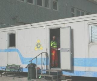 In alto un container e i disagi di un’operatrice Sopra materiale accatastato
