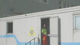In alto un container e i disagi di un’operatrice Sopra materiale accatastato