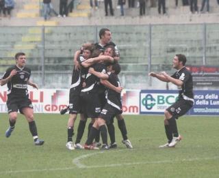 <strong>GIOIA.</strong> Il gruppone bianconero fa festa
