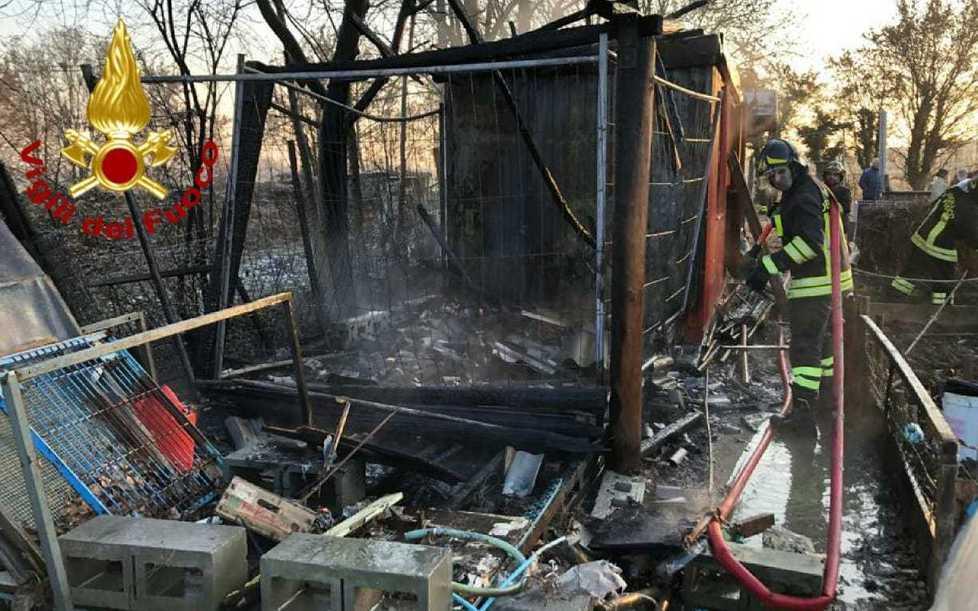 Vandalo dà fuoco al deposito