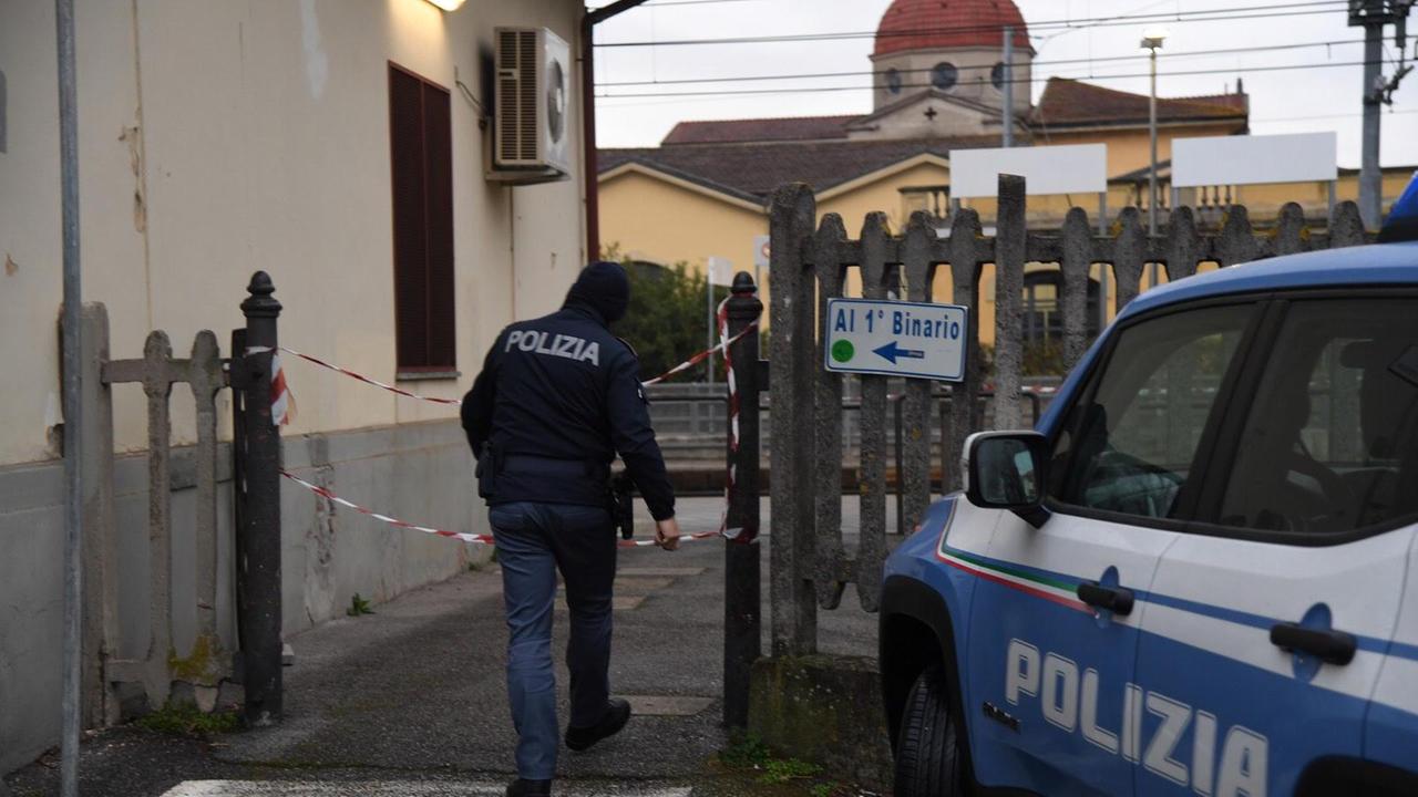 La polizia alla stazione di Navacchio (foto Silvi)