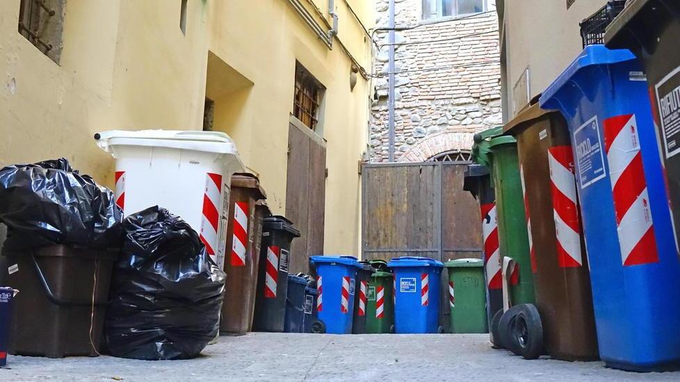 «Centro nel degrado: vicolo del Leone invaso da bidoni e sacchi neri»