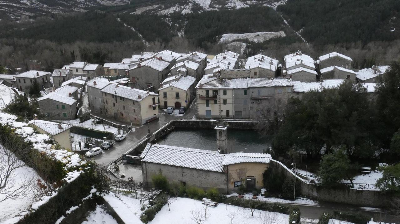 Santa Fiora imbiancata (foto Enzo Russo)