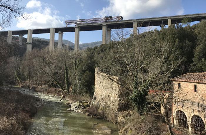 L’antica chiesa, sulla destra, e i due viadotti sullo sfondo della valle del Farma
