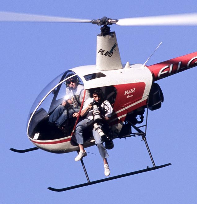 Il fotoreporter Massimo Sestini pronto a scattare a bordo dell'elicottero pilotato da Maurizio Scarpelli