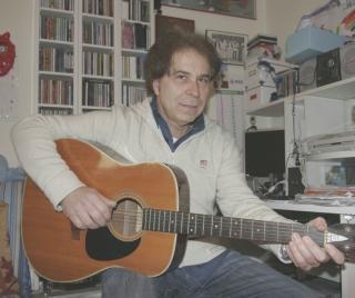 Sopra, un Aloisio bambino con Mike Bongiorno. Al piano un piccolo Roberto Gabbiani