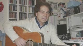 Sopra, un Aloisio bambino con Mike Bongiorno. Al piano un piccolo Roberto Gabbiani