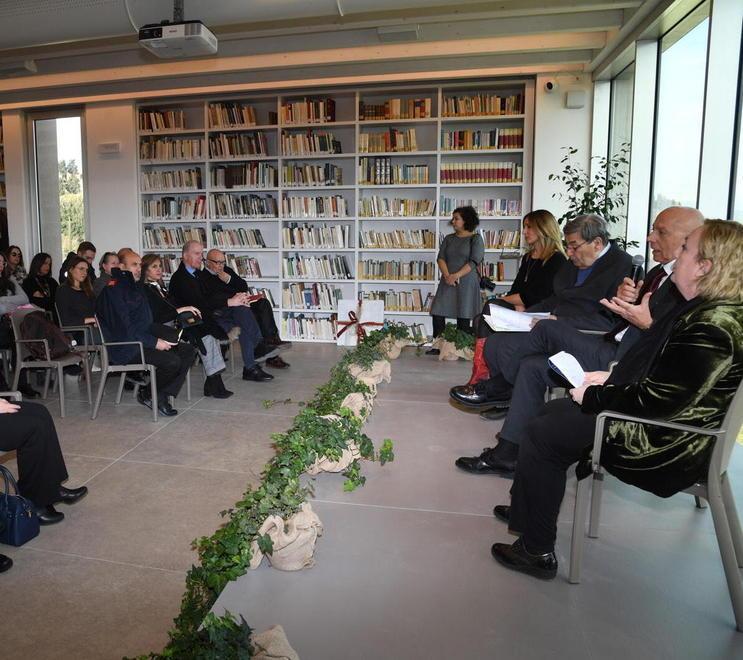L'interno della nuova bilbioteca di Peccioli in un momento dell'inaugurazione di sabato 26 gennaio 
