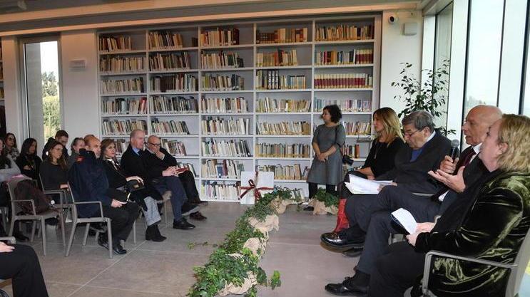 L'interno della nuova bilbioteca di Peccioli in un momento dell'inaugurazione di sabato 26 gennaio