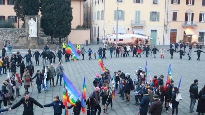 Il girotondo della pace in piazza delle Carceri (foto Sproviero-Batavia)