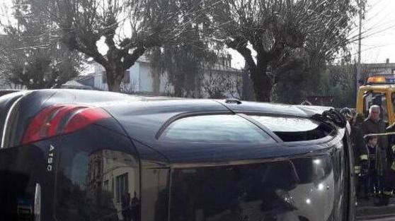 Scontro in via 2 Giugno: un’auto ribaltata e 3 feriti