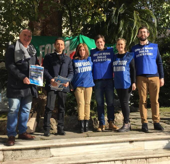 I gilet azzurri a Montignoso: «Siamo pronti alle Europee»