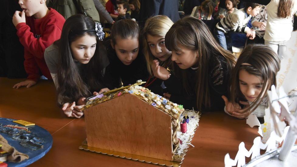 Barche in difficoltà, ponti... e tanti colori Il mondo di oggi nel presepe dei bambini