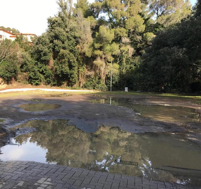 Proteste per le pozzanghere nel parcheggio su via Brenta