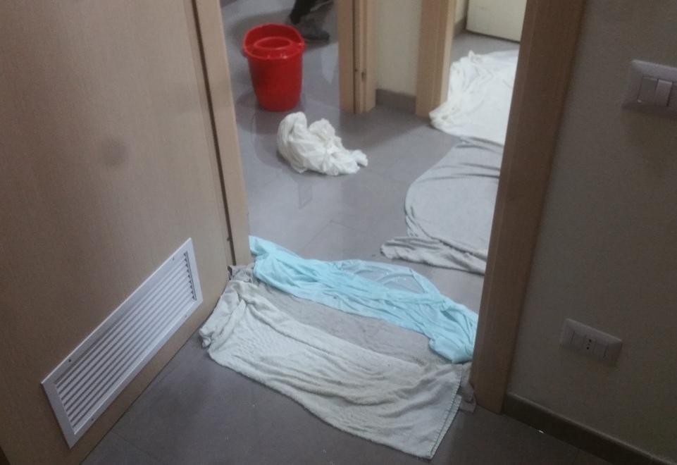 Casa popolare nuova allagata già 4 volte: «E nessuno cerca la causa del guasto» 