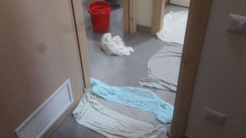 Casa popolare nuova allagata già 4 volte: «E nessuno cerca la causa del guasto»