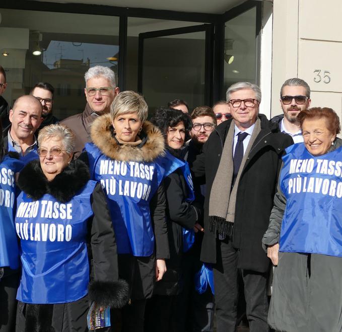 I gilet azzurri mobilitati per «meno tasse e più lavoro» 
