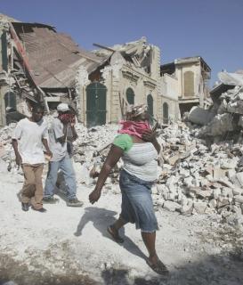 Superstiti tra gli edifici distrutti