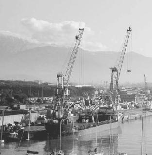 Una veduta del porto di Marina di Carrara