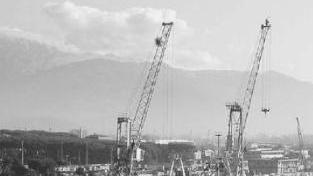 Una veduta del porto di Marina di Carrara