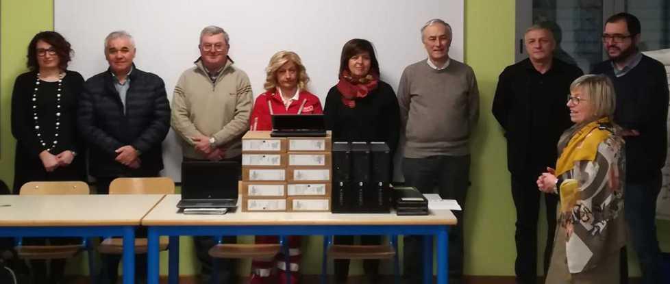 Dopo i furti vince la solidarietà computer donati alle scuole 