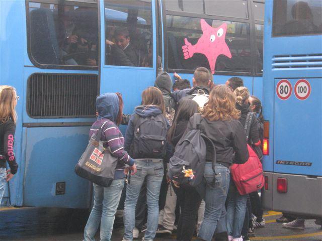 Studenti salgono sull'autobus 