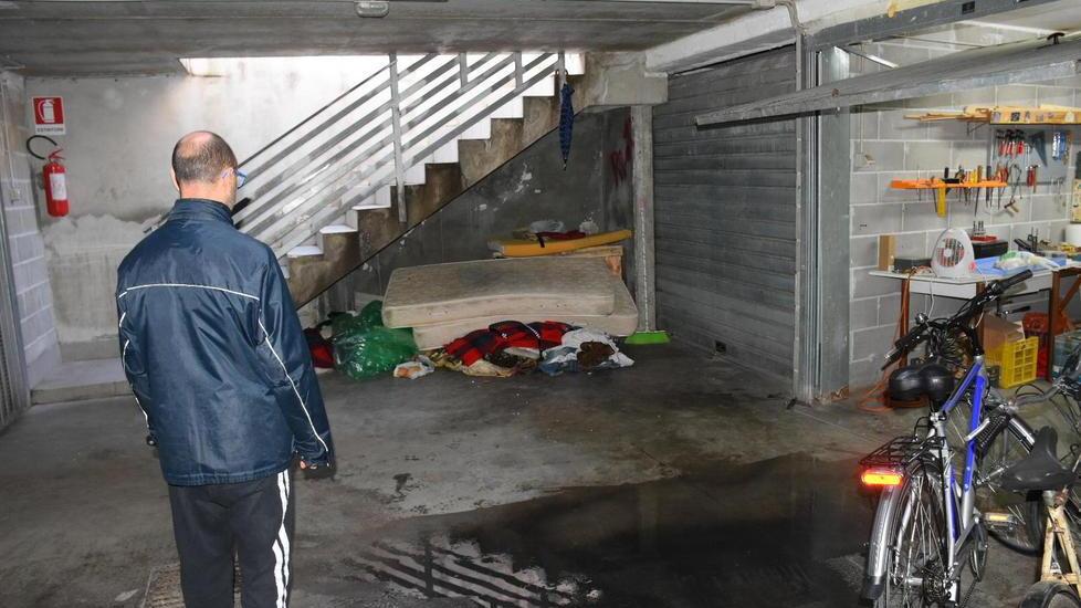 Il 60enne clochard è morto in un giaciglio di spazzatura