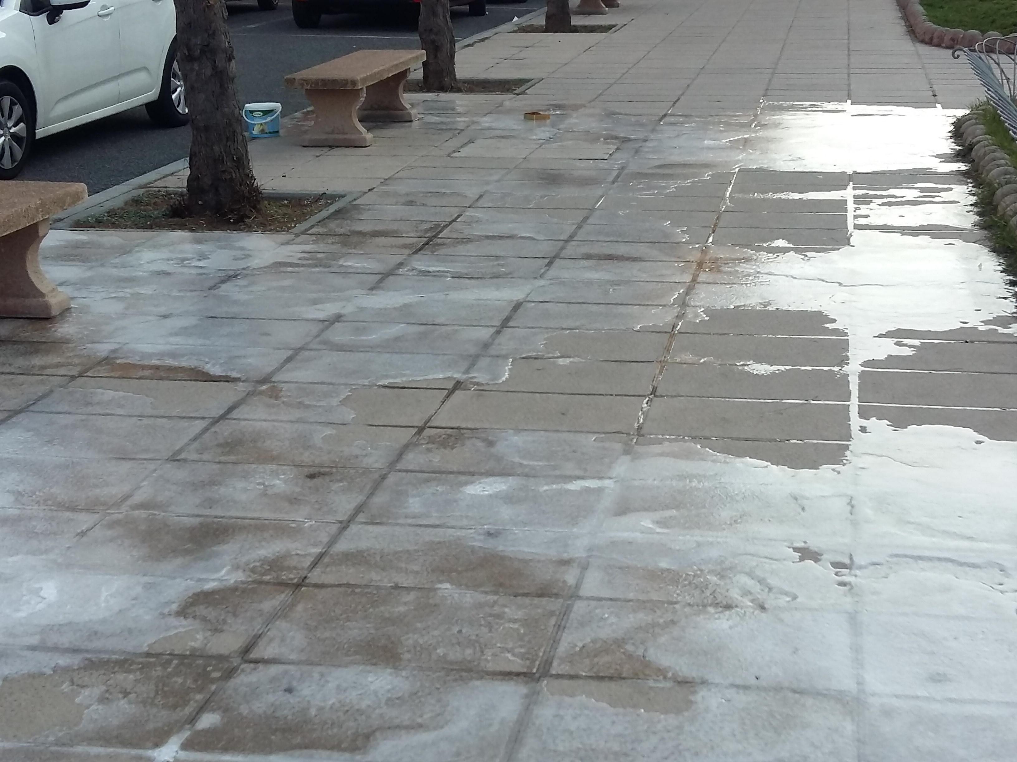 Acqua ghiacciata su un marciapiede