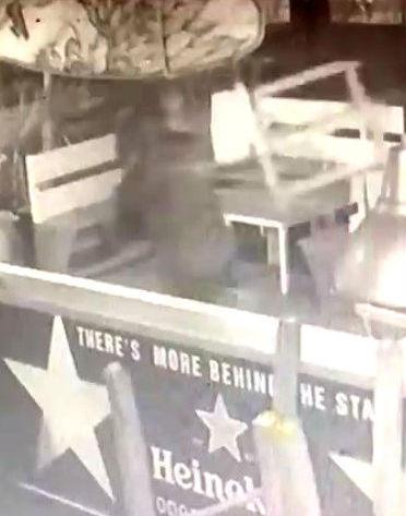 Raid vandalico nel cuore della notte al Mojito bar di Lido - Video