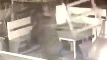 Raid vandalico nel cuore della notte al Mojito bar di Lido - Video