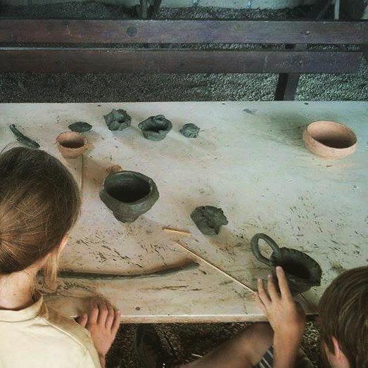 Un’immagine dal laboratorio dedicato a bambini nel centro di archeologia sperimentale al parco di Baratti