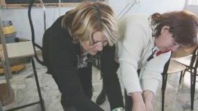 Due collaboratrici scolastiche mentre sono al lavoro (foto di archivio)