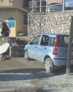 L’auto danneggiata dello scontro
