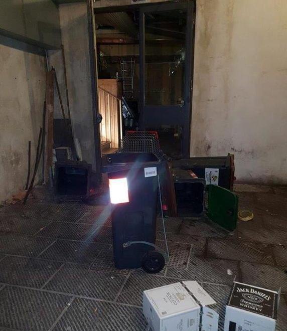 Nuovo assalto al Bazeel aggredito dipendente e porta a vetri rotta