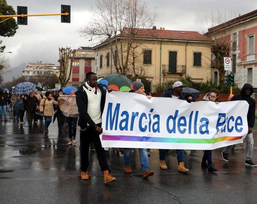 Il maltempo non ferma la “marcia della pace” ma non arriva fino al porto