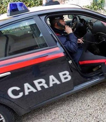 Rapina e ferisce col coltello la commessa per farsi un tatuaggio